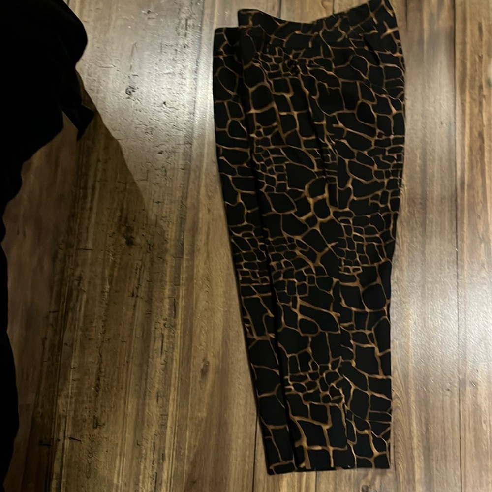 jones studio brown and black pebble print capri pants